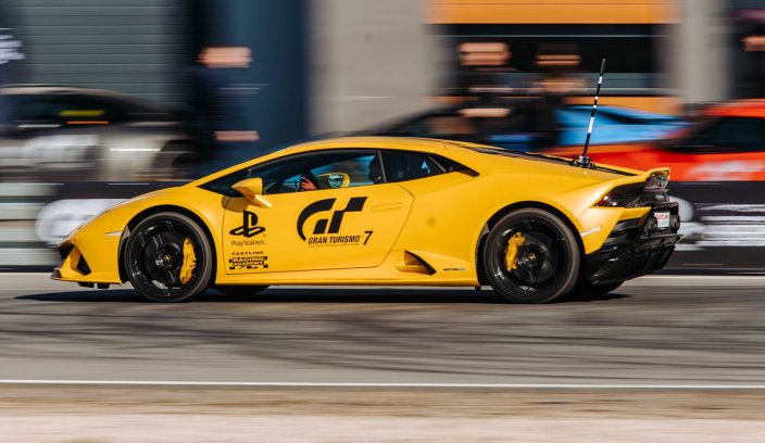 Żółte Lamborghini na torze podczas szkolenia Driver 2 Racer