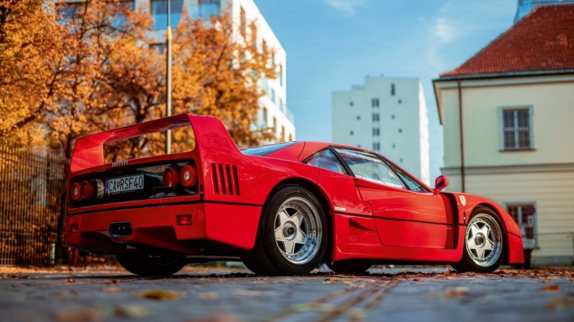 Ferrari F40 zaparkowane na warszawskiej ulicy