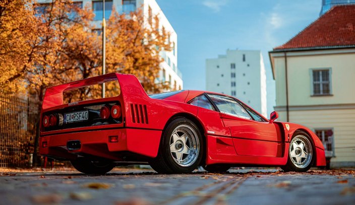 Ferrari F40 zaparkowane na warszawskiej ulicy