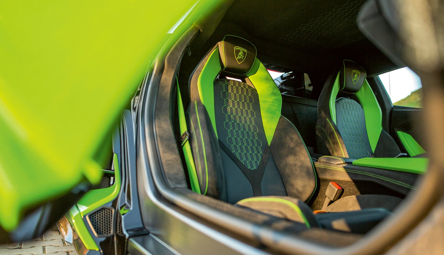 Sportowe fotele we wnętrzu Lamborghini Revuelto