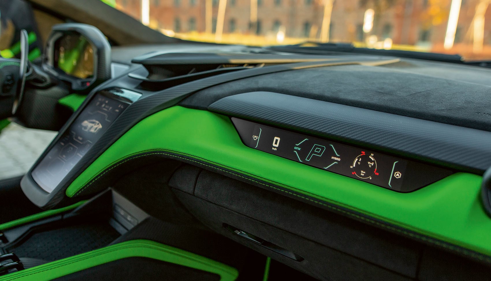 Kokpit Lamborghini Revuelto z&nbsp;ekranem pasażera