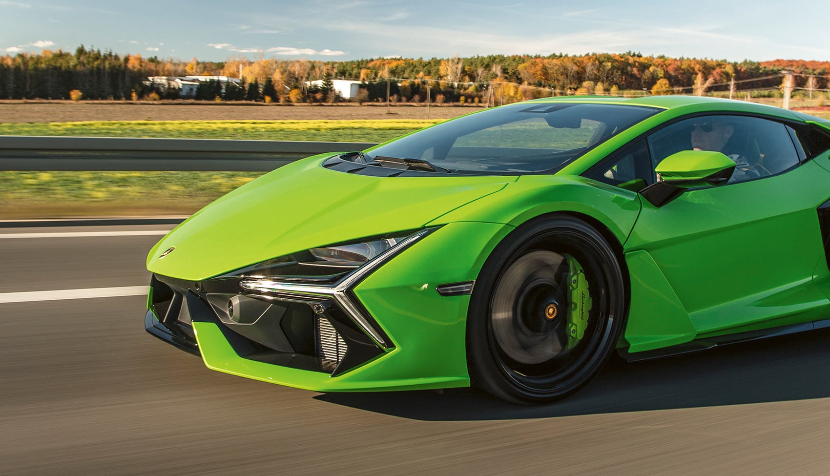 Lamborghini Revuelto podczas jazdy – dynamiczne ujęcie z&nbsp;przodu