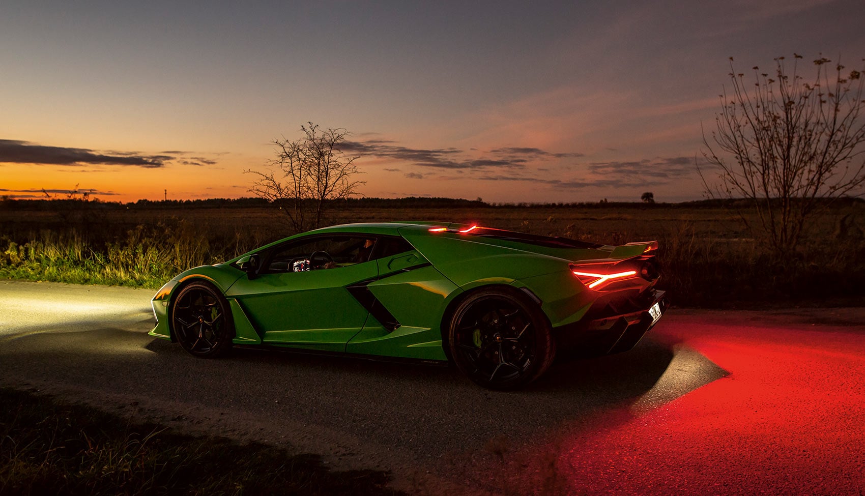 Lamborghini Revuelto po&nbsp;zmroku – widok z&nbsp;boku