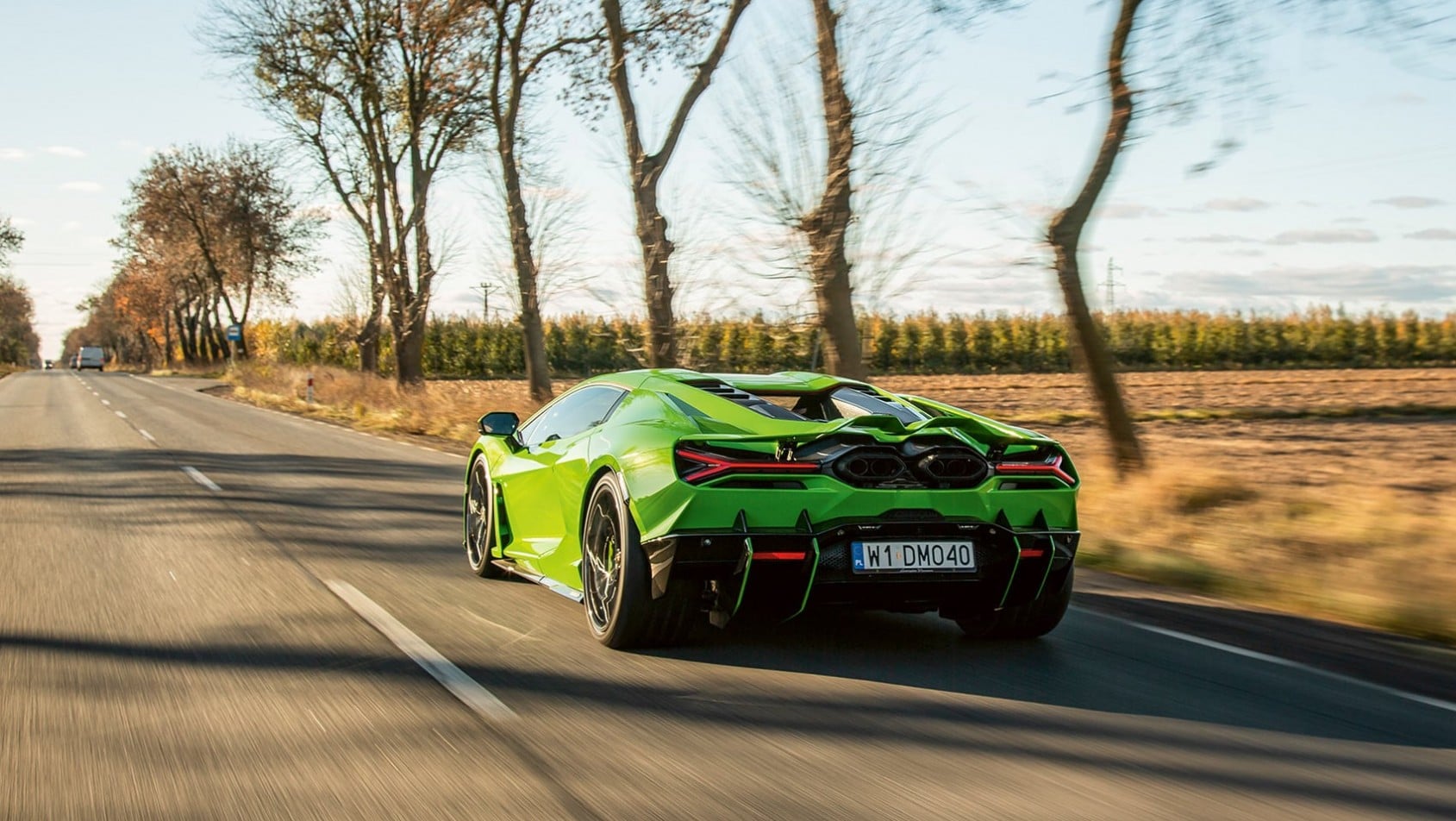 Lamborghini Revuelto podczas jazdy po drodze – widok z tyłu