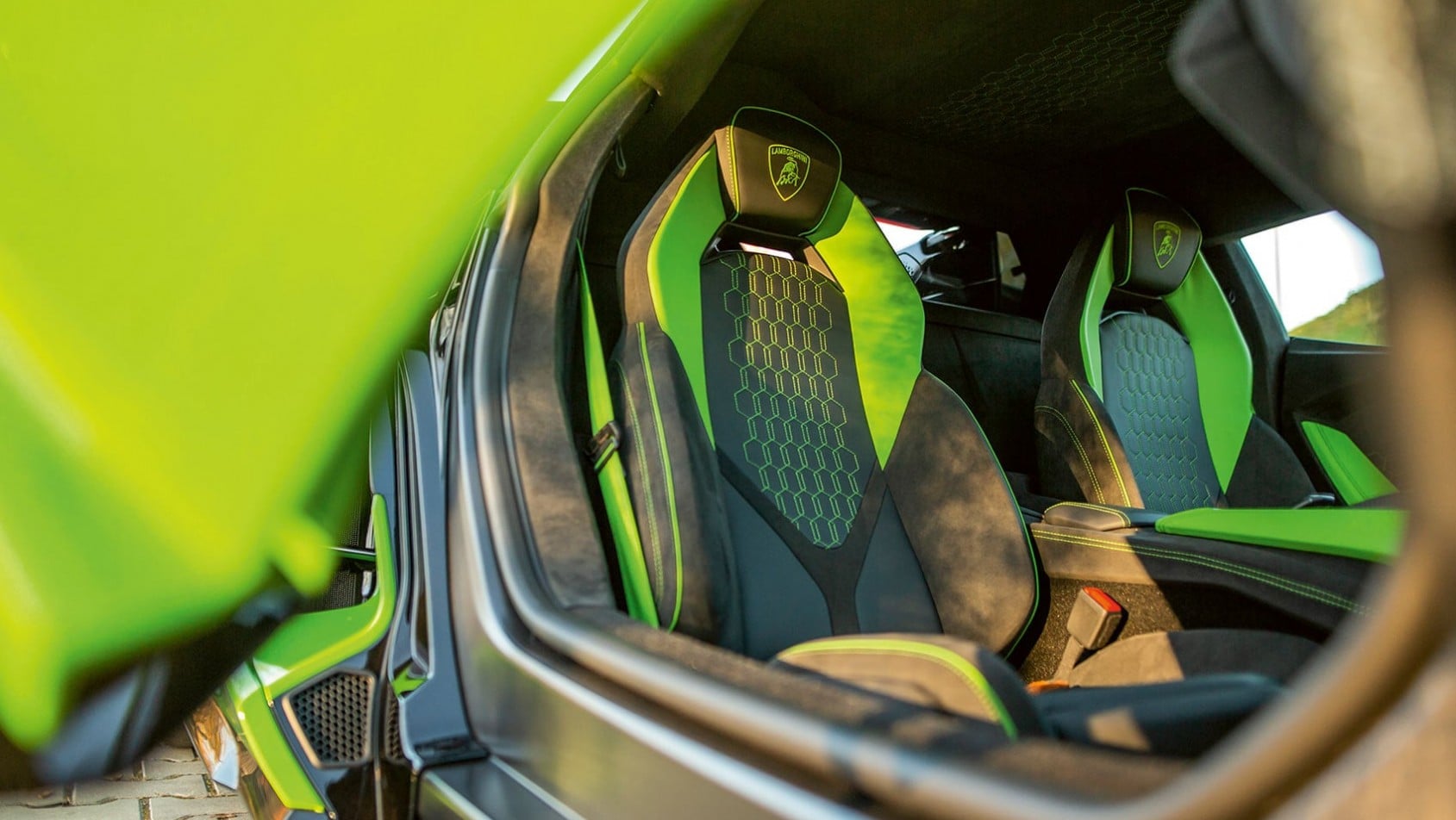 Sportowe fotele we wnętrzu Lamborghini Revuelto