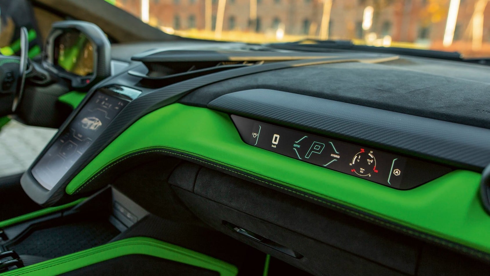 Kokpit Lamborghini Revuelto z ekranem pasażera