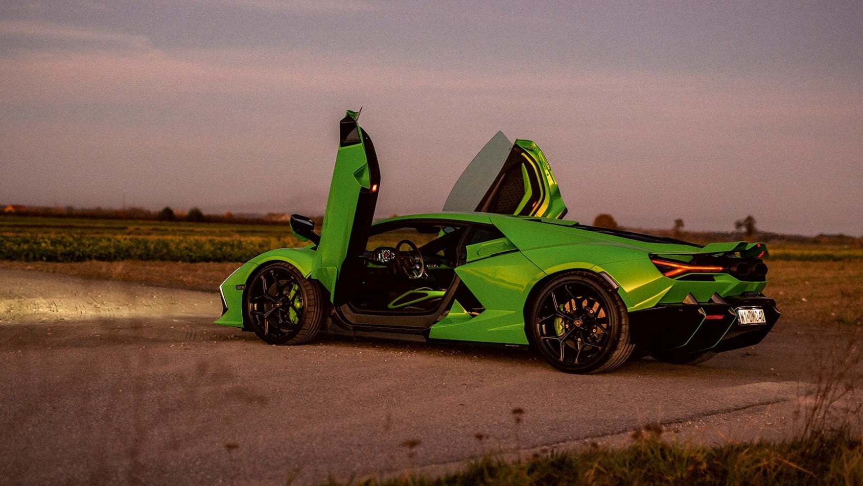 Lamborghini Revuelto z charakterystycznymi unoszonymi drzwiami