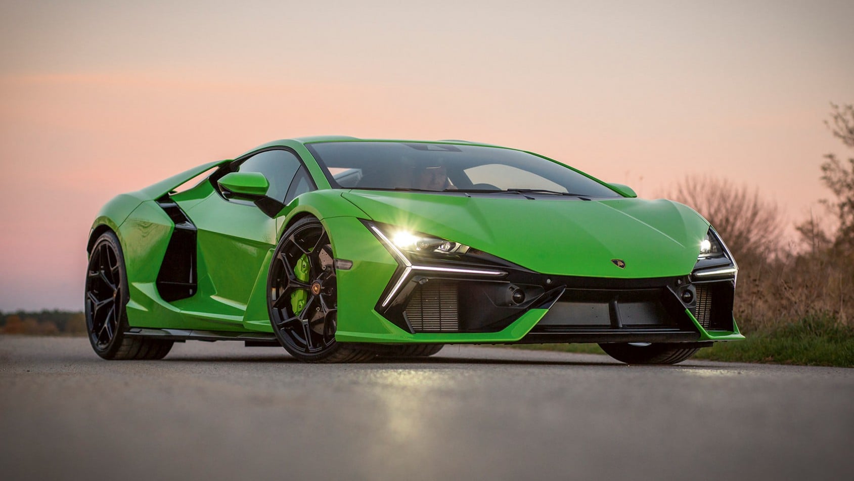 Lamborghini Revuelto z przodu