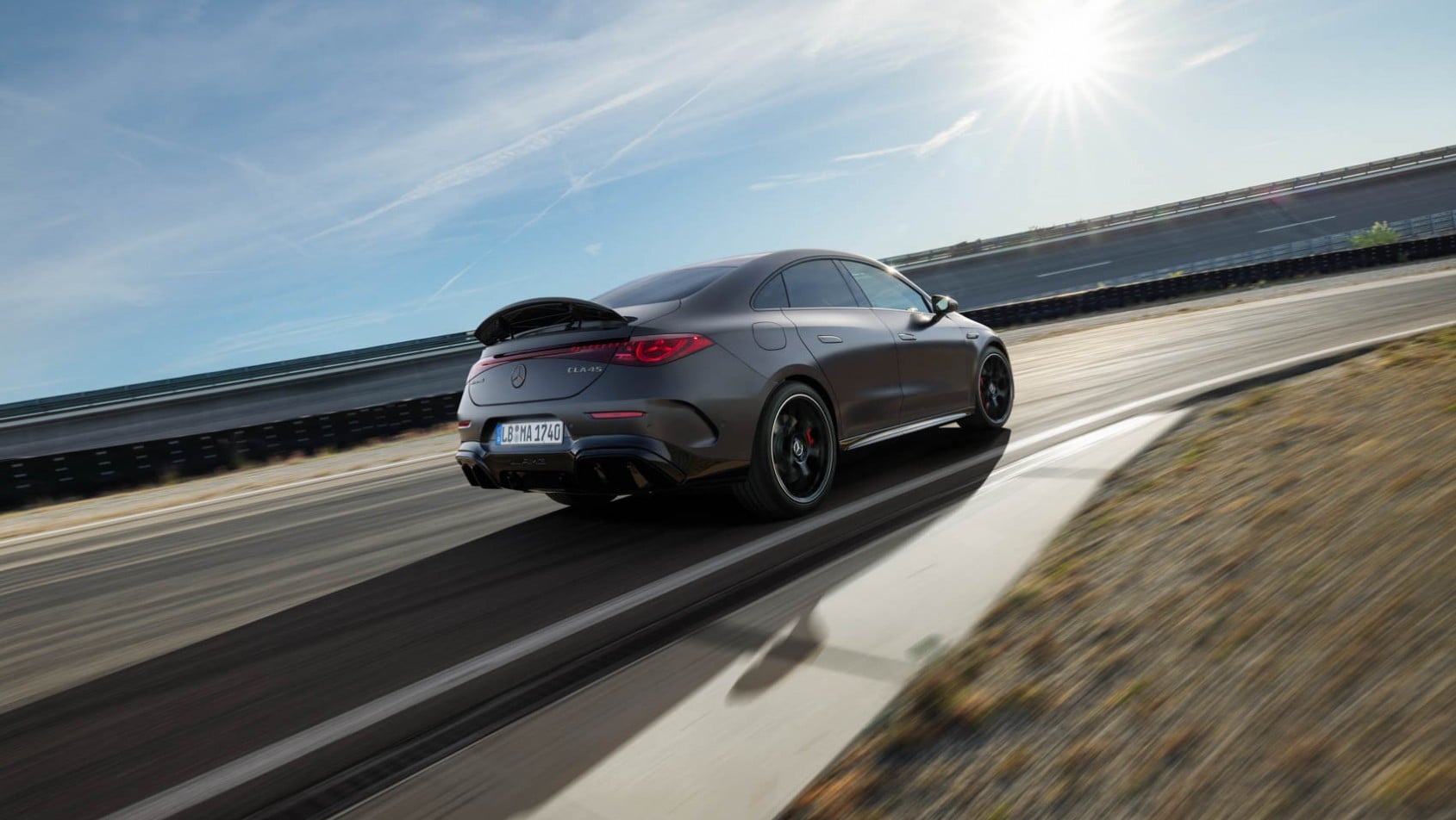 2026 Mercedes-AMG CLA 45 na torze
