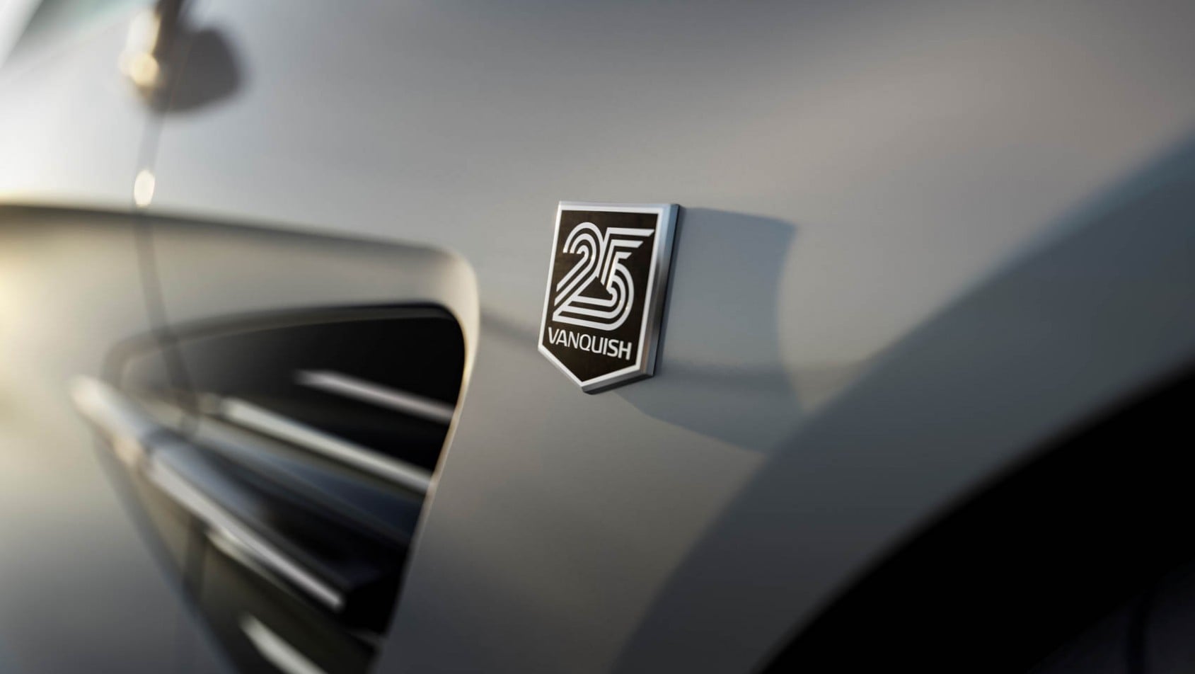 Aston Martin Vanquish 25 emblemat