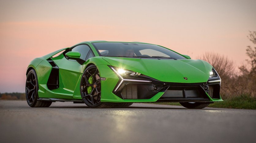 Lamborghini Revuelto z przodu