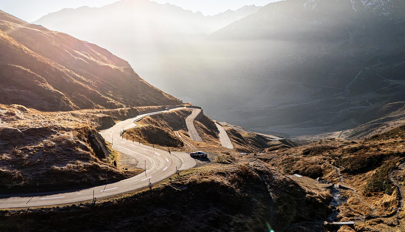 Kręta droga przełęczy Furka Pass w&nbsp;szwajcarskich Alpach widziana z&nbsp;lotu ptaka