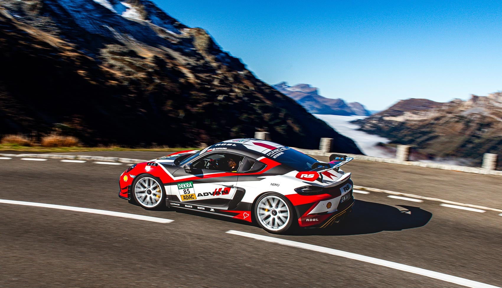 Porsche Cayman GT4 RS podczas jazdy po&nbsp;przełęczy Furka w&nbsp;szwajcarskich Alpach