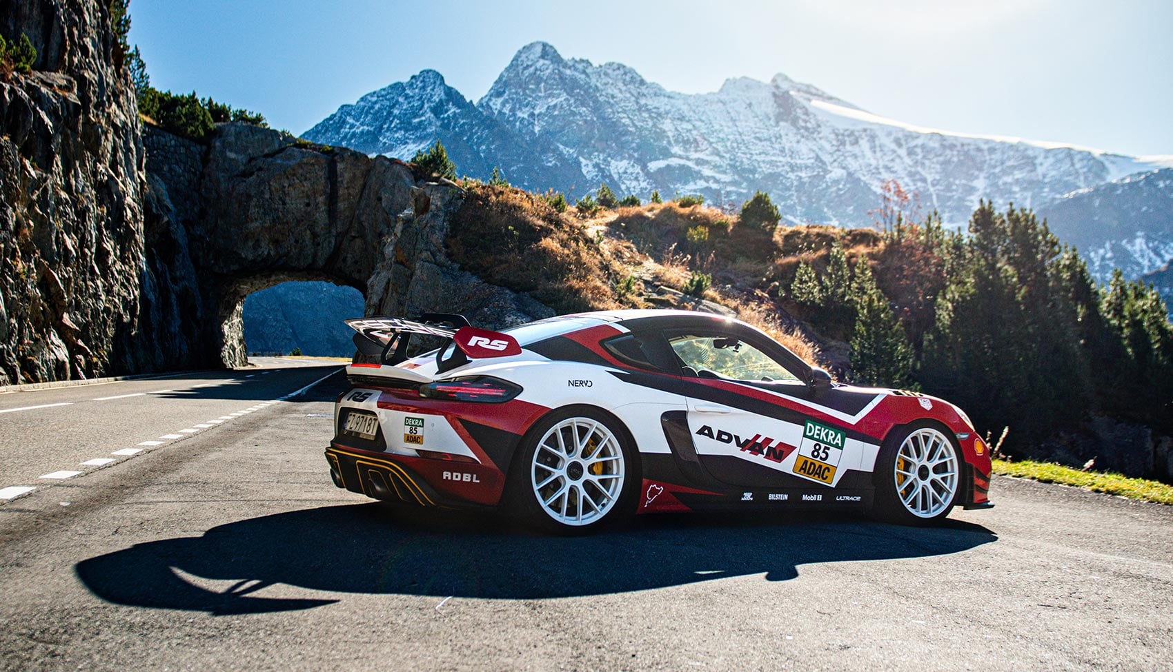 Porsche Cayman GT4 RS na&nbsp;przełęczy Furka w&nbsp;szwajcarskich Alpach