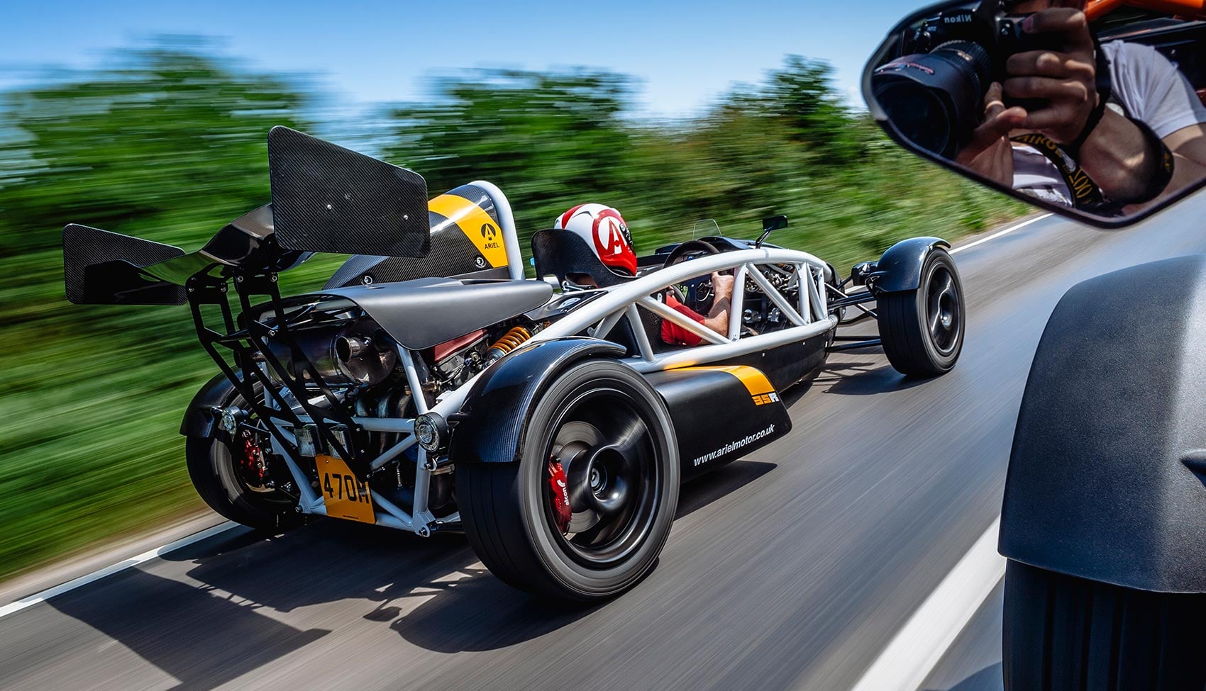 Dynamiczna fotografia Ariel Atom wykonana podczas jazdy