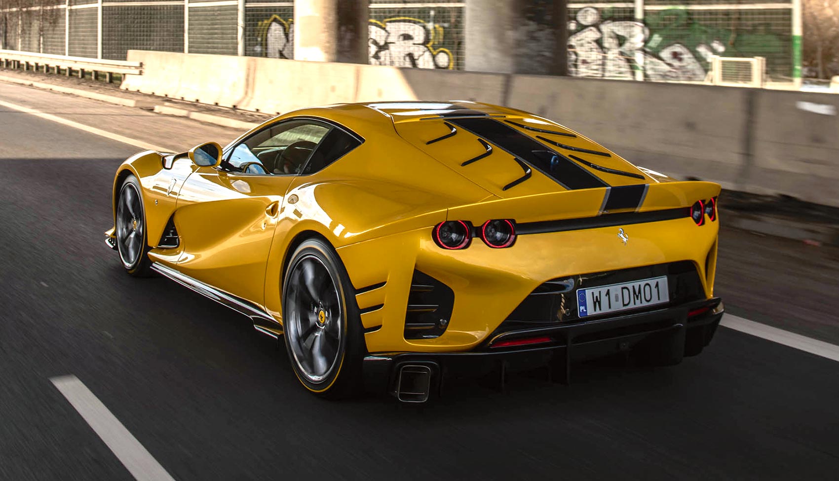 Ferrari 812 Competizione podczas jazdy – widok z&nbsp;tyłu
