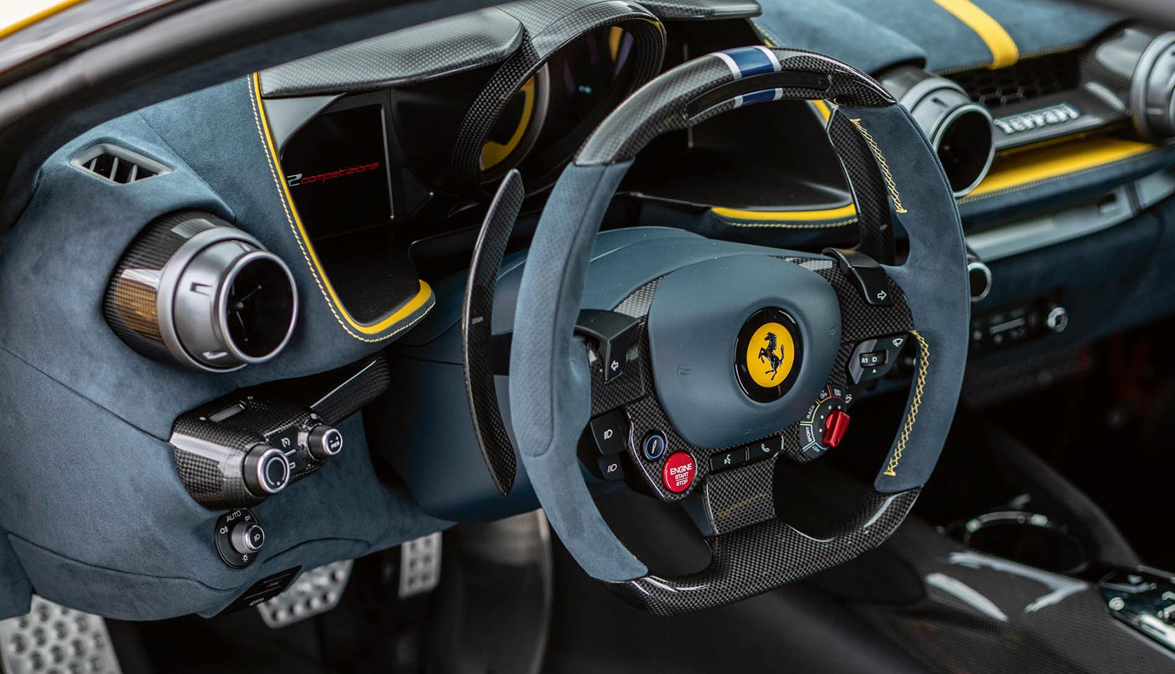 Kokpit Ferrari 812 Competizione z&nbsp;karbonową kierownicą