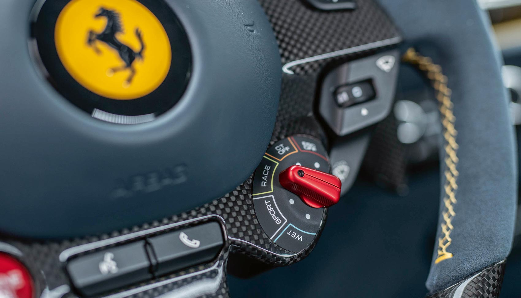 Manettino i kierownica Ferrari 812 Competizione z włókna węglowego