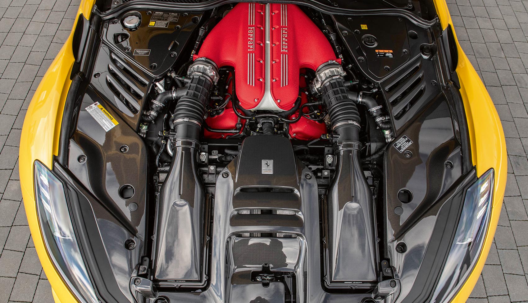 Wolnossący silnik V12 Ferrari 812 Competizione o&nbsp;mocy 830 KM