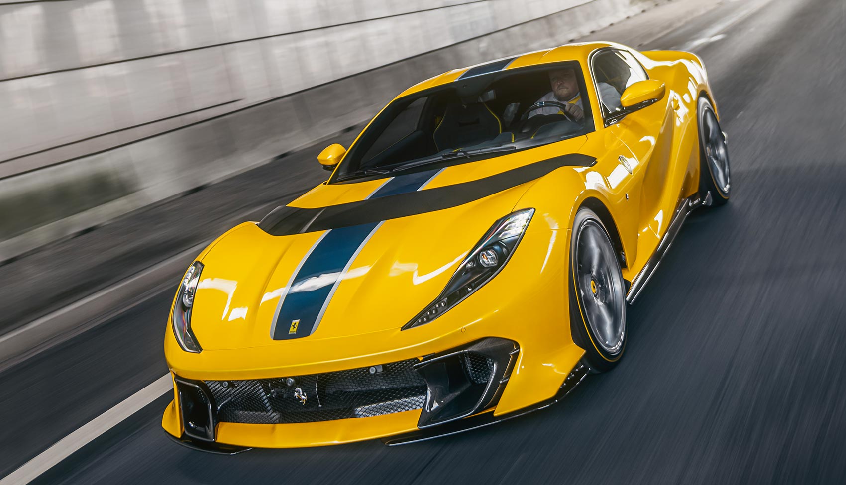 Ferrari 812 Competizione podczas dynamicznej jazdy