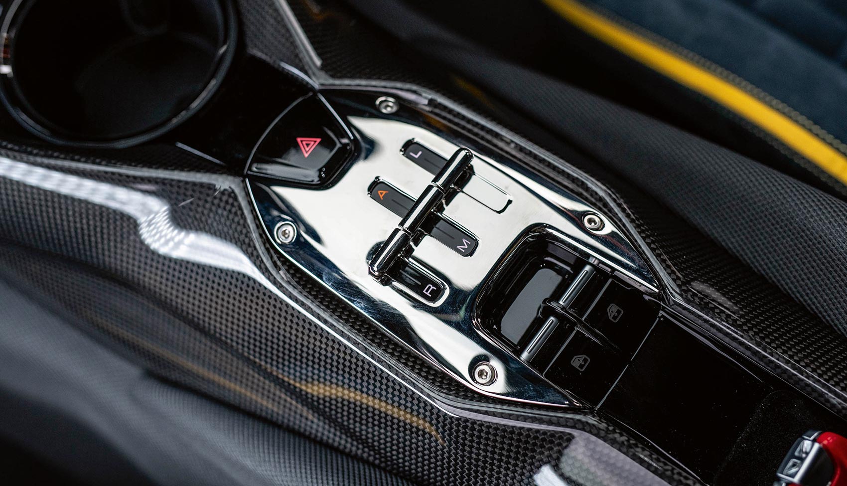 Konsola środkowa Ferrari 812 Competizione z&nbsp;przełącznikami skrzyni biegów