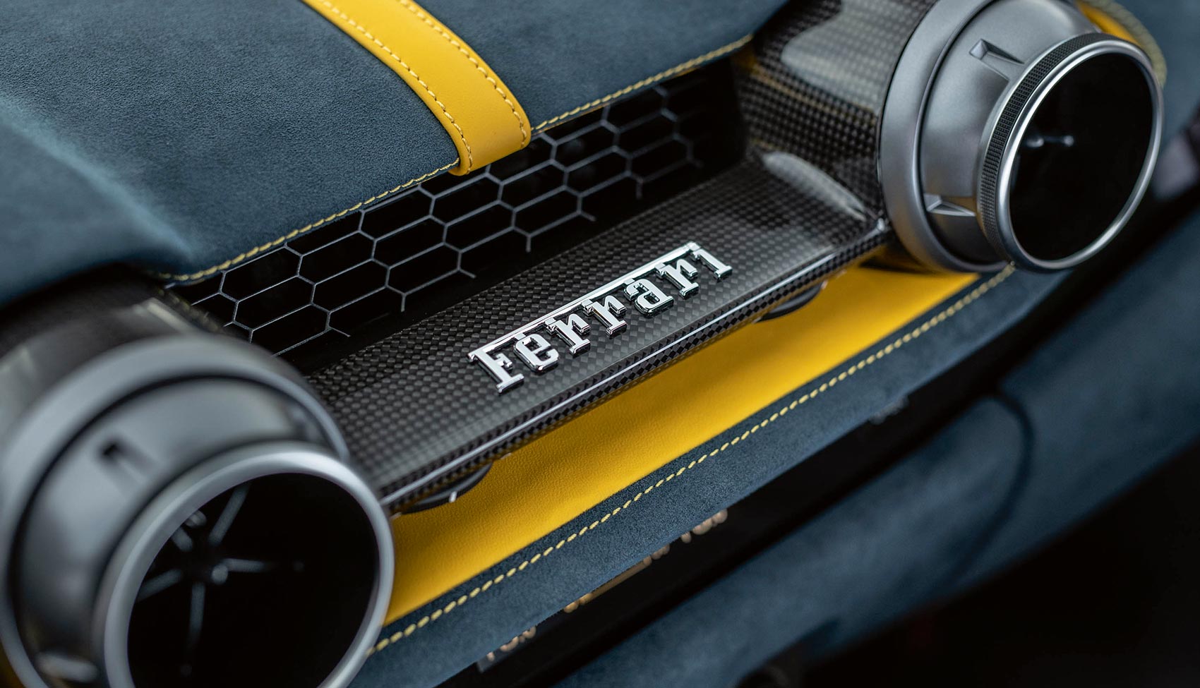 Deska rozdzielcza Ferrari 812 Competizione z wykończeniem z włókna węglowego