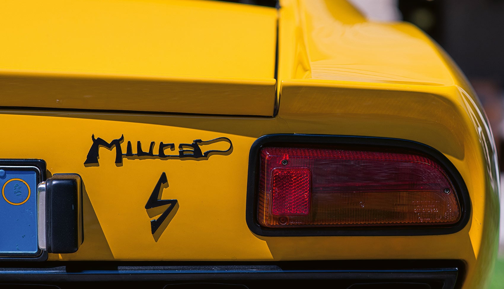 Emblemat Miura S na&nbsp;tylnej części żółtego Lamborghini