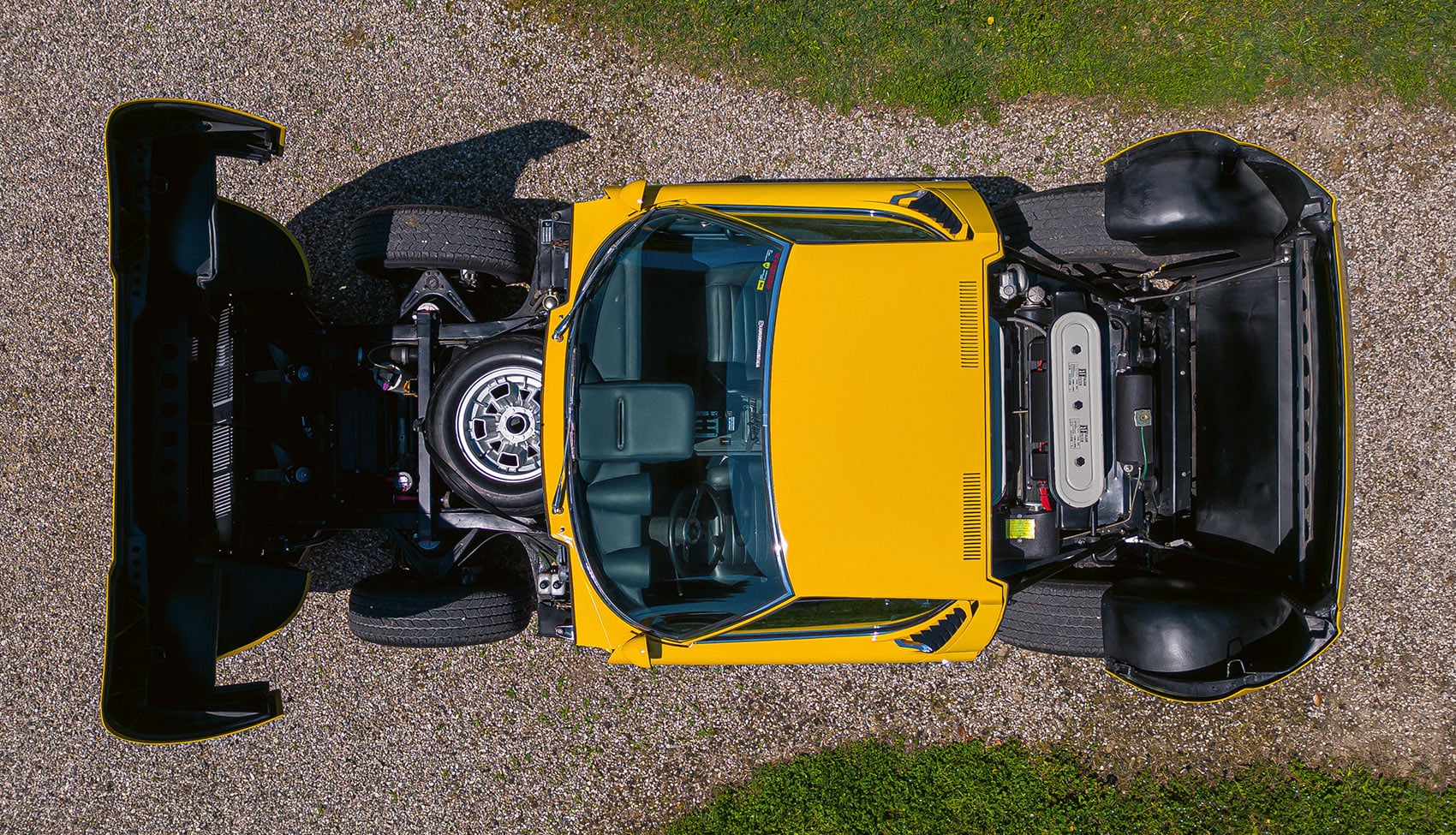 Lamborghini Miura P400 S z&nbsp;otwartą przednią i&nbsp;tylną pokrywą widziana z&nbsp;góry