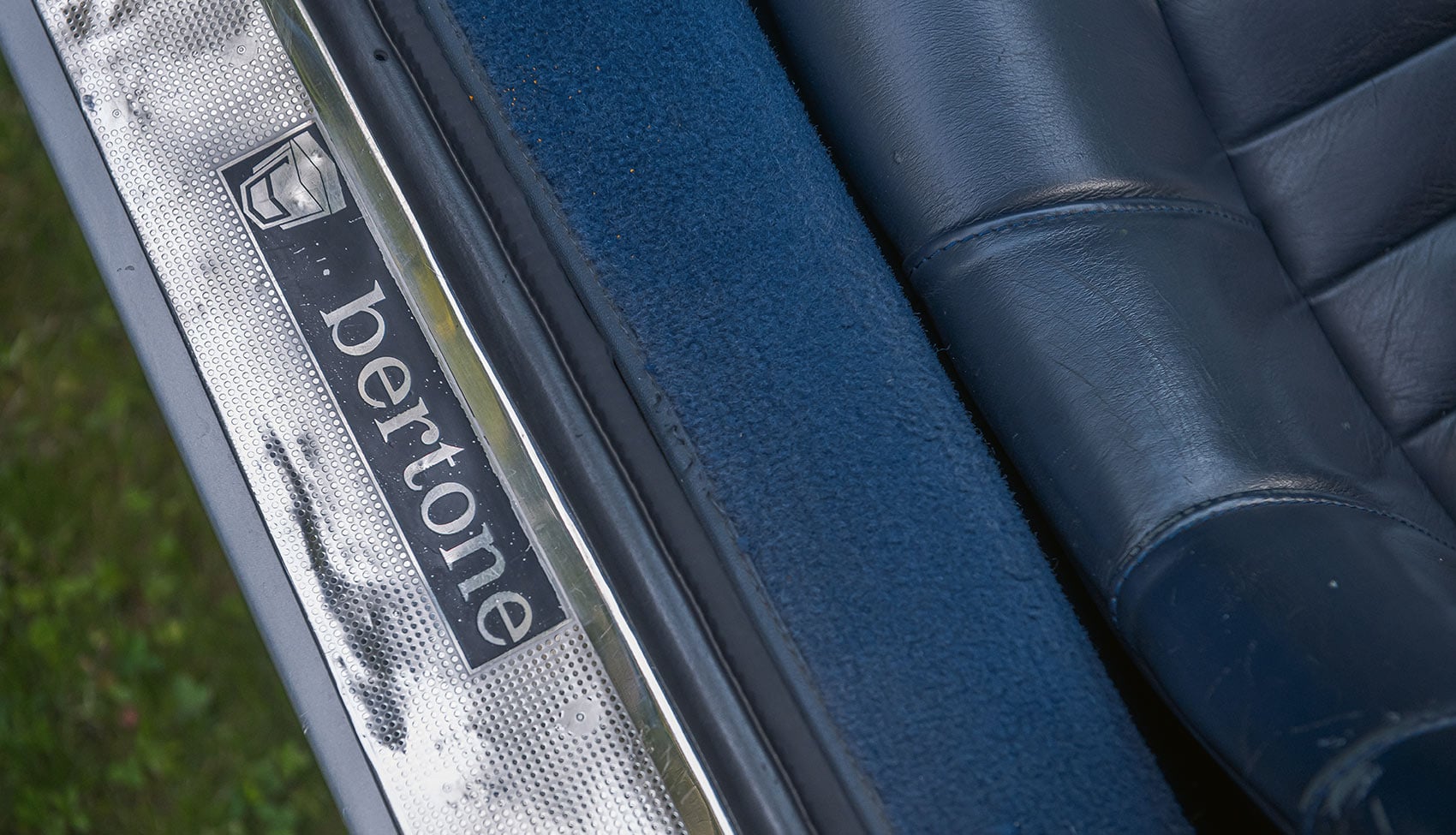 Listwa progowa Bertone we wnętrzu Lamborghini Miura P400 S