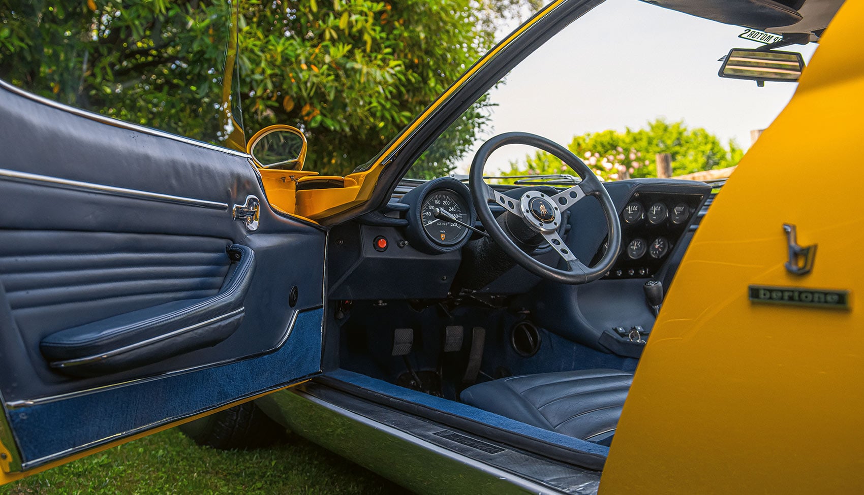 Kokpit Lamborghini Miura P400 S z&nbsp;kierownicą i&nbsp;zegarami
