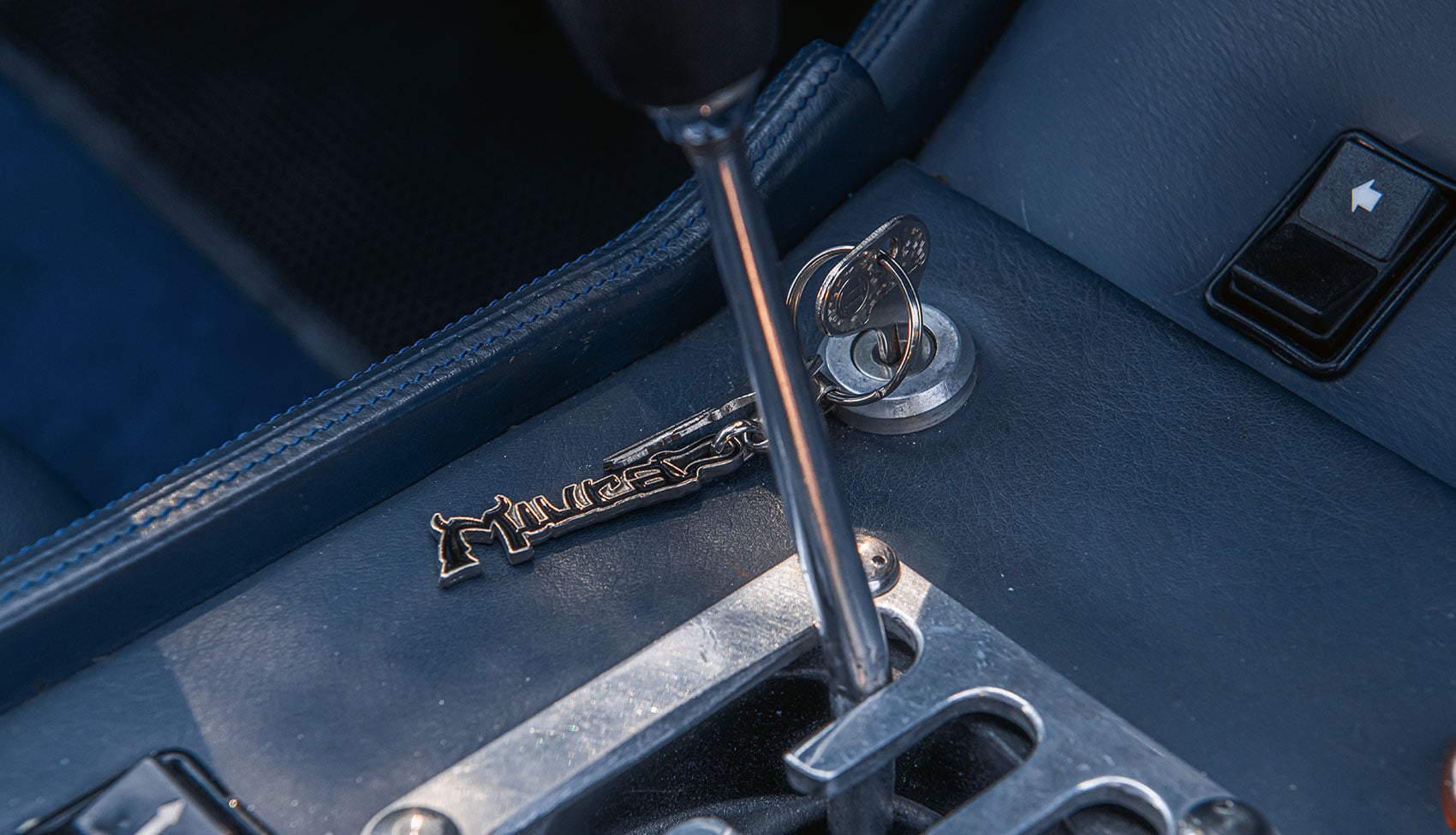 Kluczyk, emblemat Miura i dźwignia zmiany biegów Lamborghini Miura P400 S