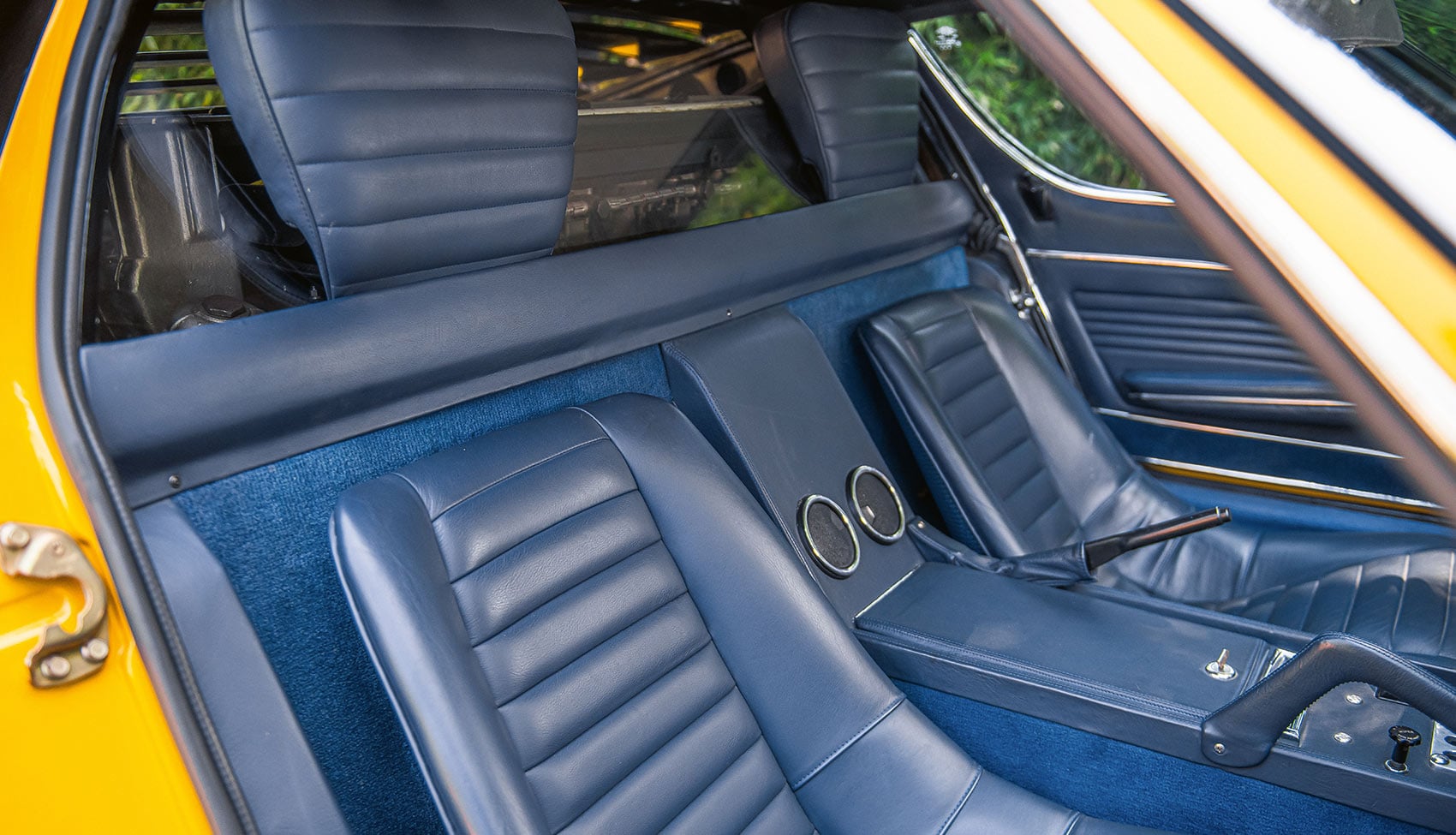 Fotele i&nbsp;niebieskie wnętrze Lamborghini Miura P400 S