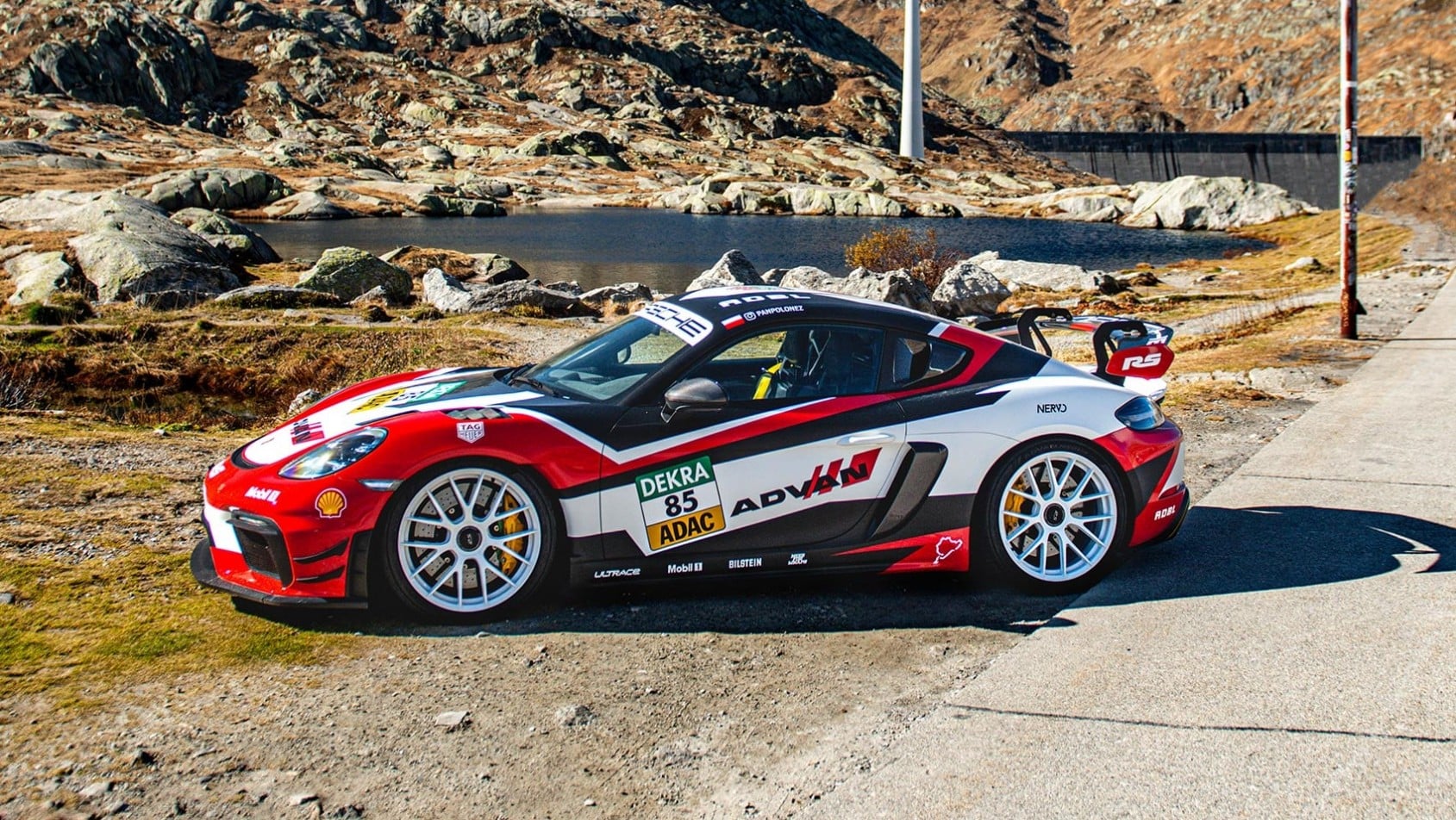 Porsche Cayman GT4 RS na przełęczy Furka w szwajcarskich Alpach podczas wyprawy Yokohama on Tour