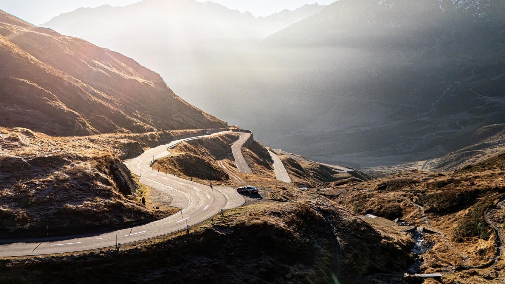 Kręta droga przełęczy Furka Pass w szwajcarskich Alpach widziana z lotu ptaka