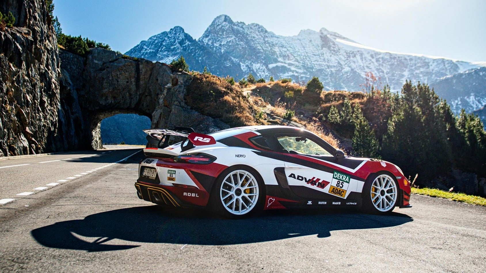 Porsche Cayman GT4 RS na przełęczy Furka w szwajcarskich Alpach