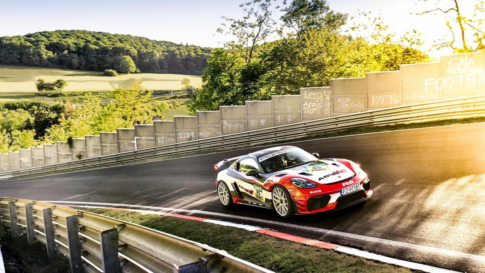 Porsche Cayman GT4 RS podczas jazdy po torze Nürburgring na oponach Yokohama AD09