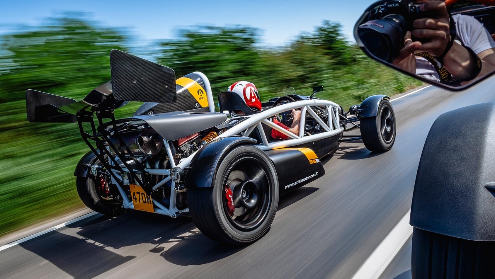 Dynamiczna fotografia Ariel Atom wykonana podczas jazdy