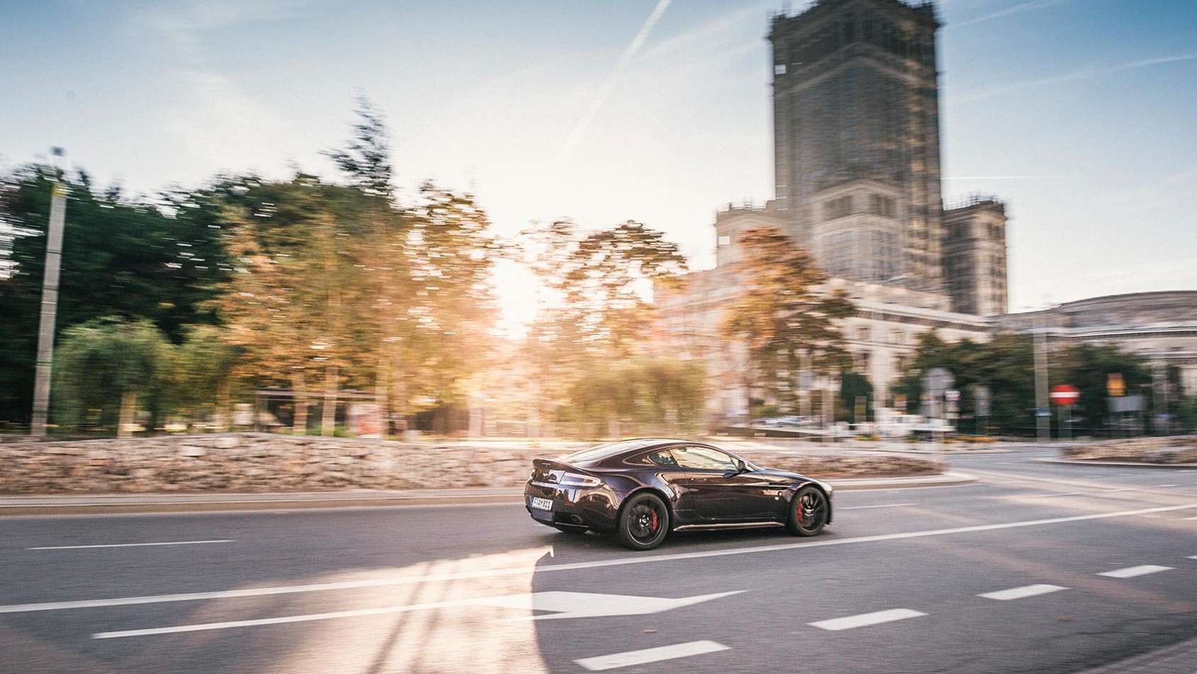 Aston Martin sfotografowany podczas jazdy po mieście