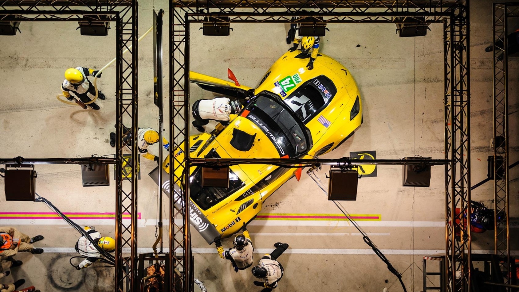 Pit stop wyścigowego Chevroleta Corvette podczas zawodów