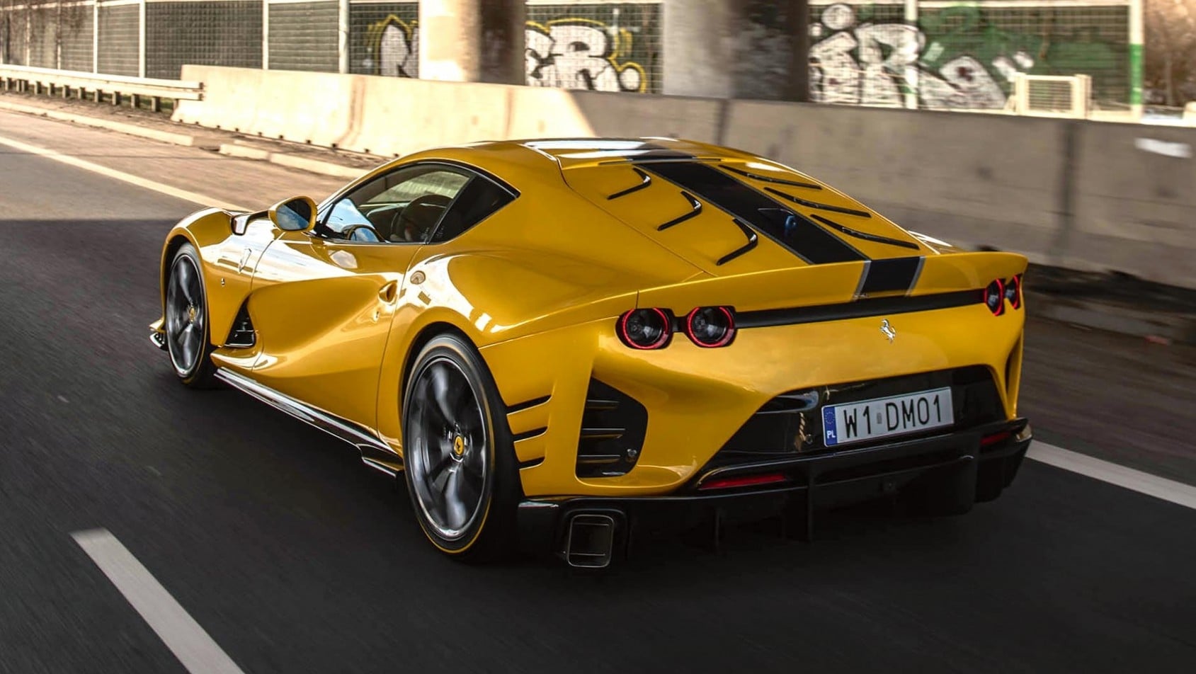 Ferrari 812 Competizione podczas jazdy – widok z tyłu