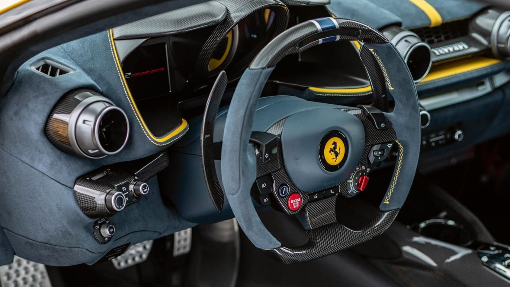 Kokpit Ferrari 812 Competizione z karbonową kierownicą