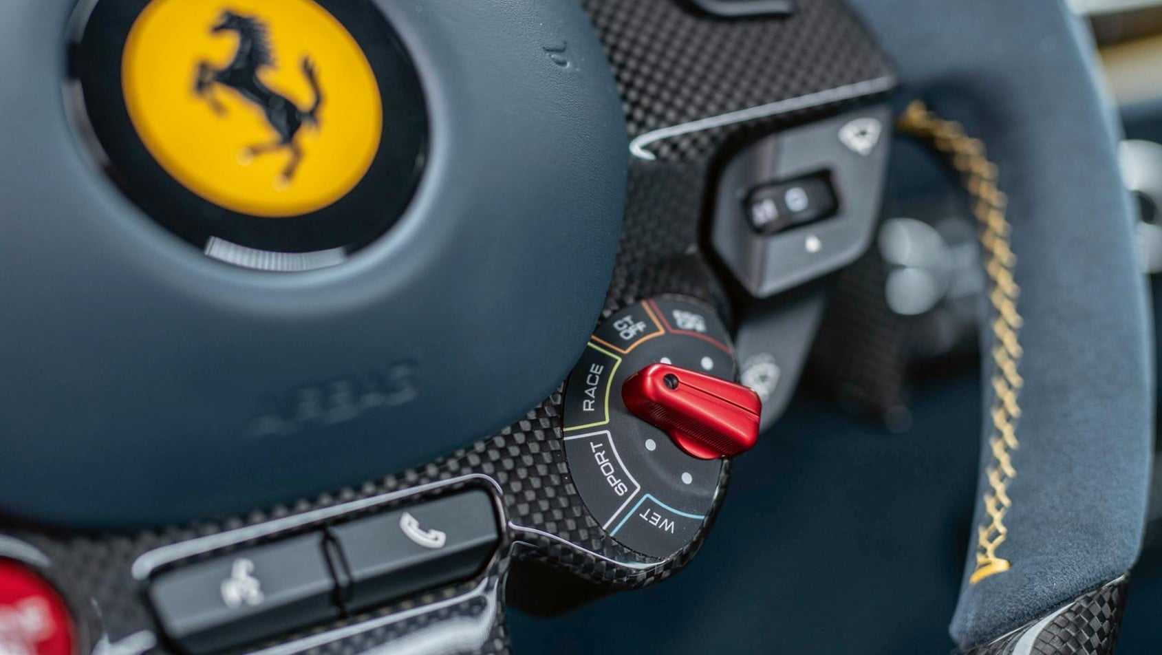 Manettino i kierownica Ferrari 812 Competizione z włókna węglowego
