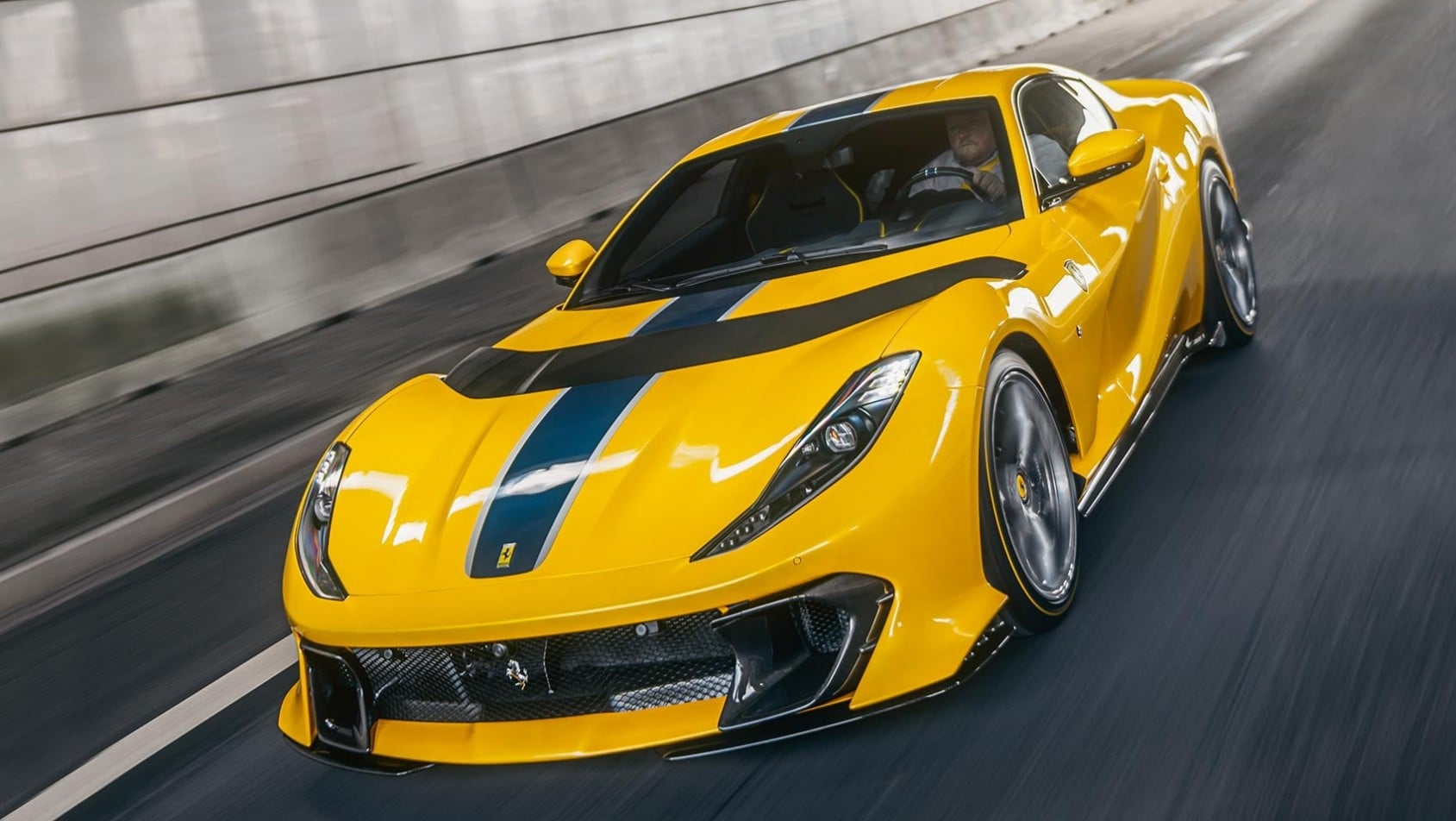 Ferrari 812 Competizione podczas dynamicznej jazdy