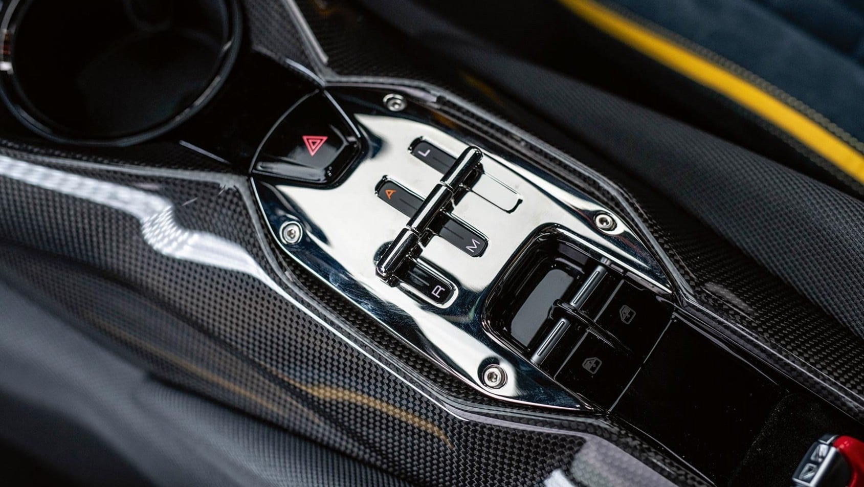 Konsola środkowa Ferrari 812 Competizione z przełącznikami skrzyni biegów