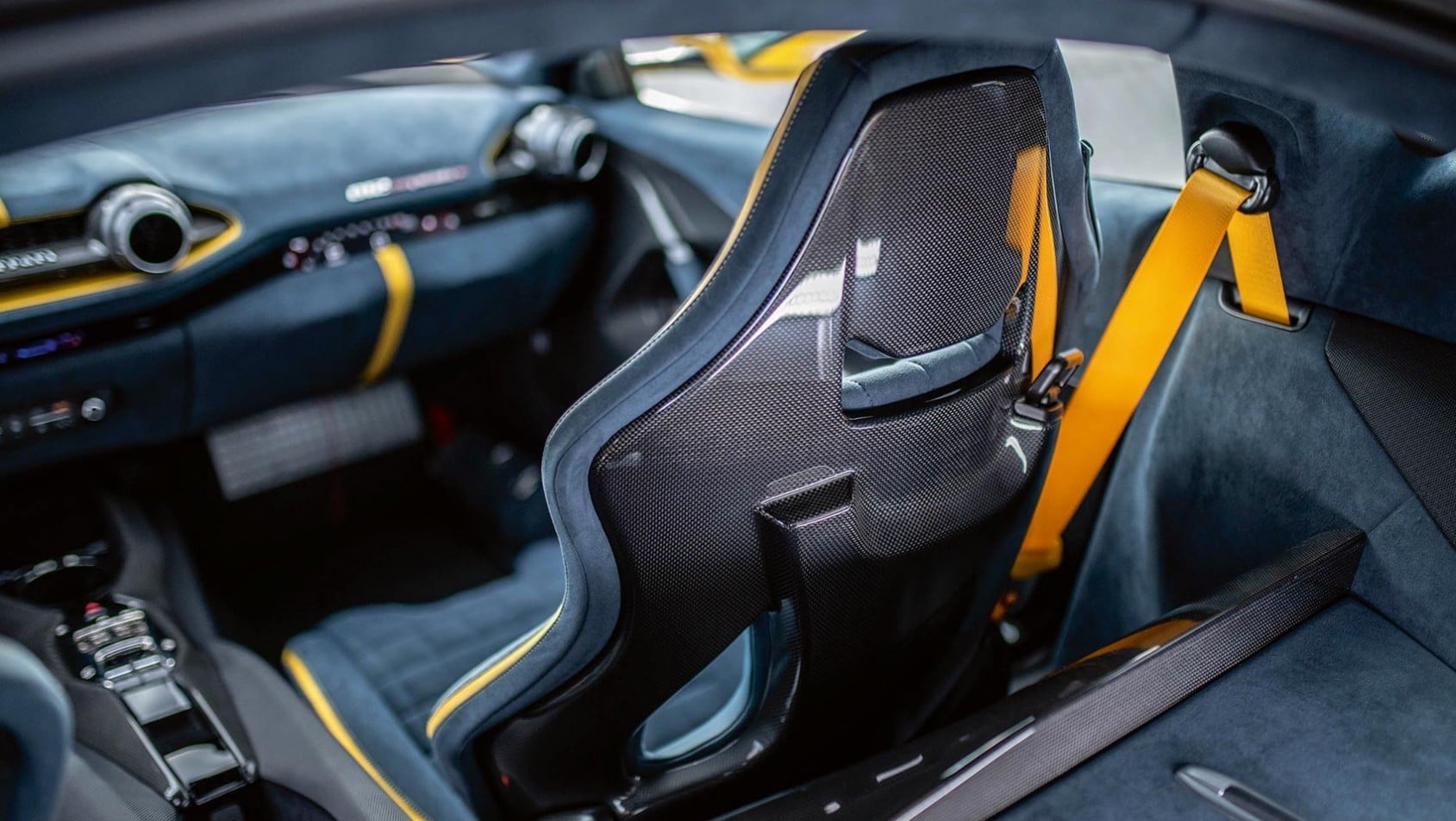 Sportowe karbonowe fotele Ferrari 812 Competizione