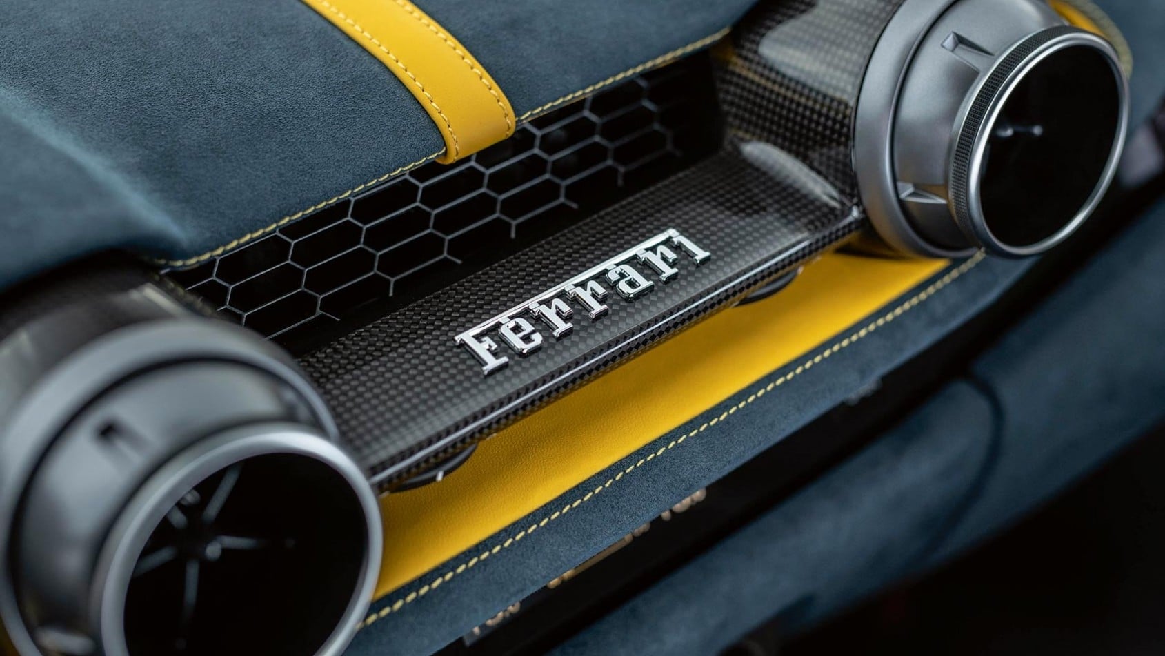 Deska rozdzielcza Ferrari 812 Competizione z wykończeniem z włókna węglowego