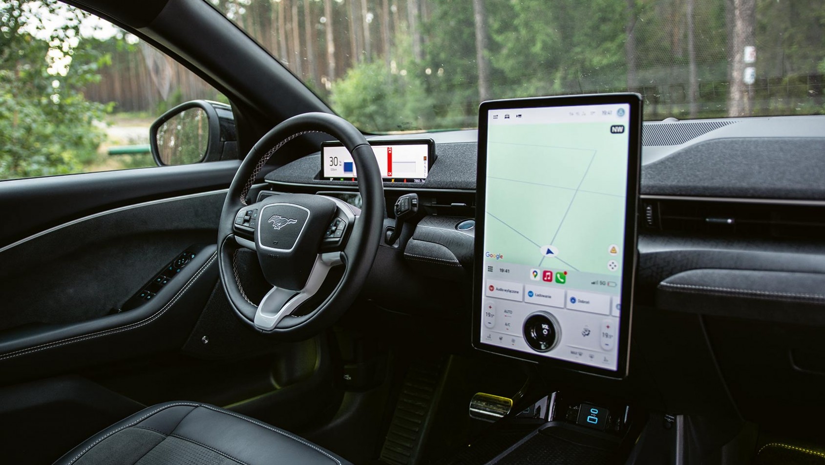 Wnętrze Forda Mustanga Mach-E Rally z centralnym ekranem