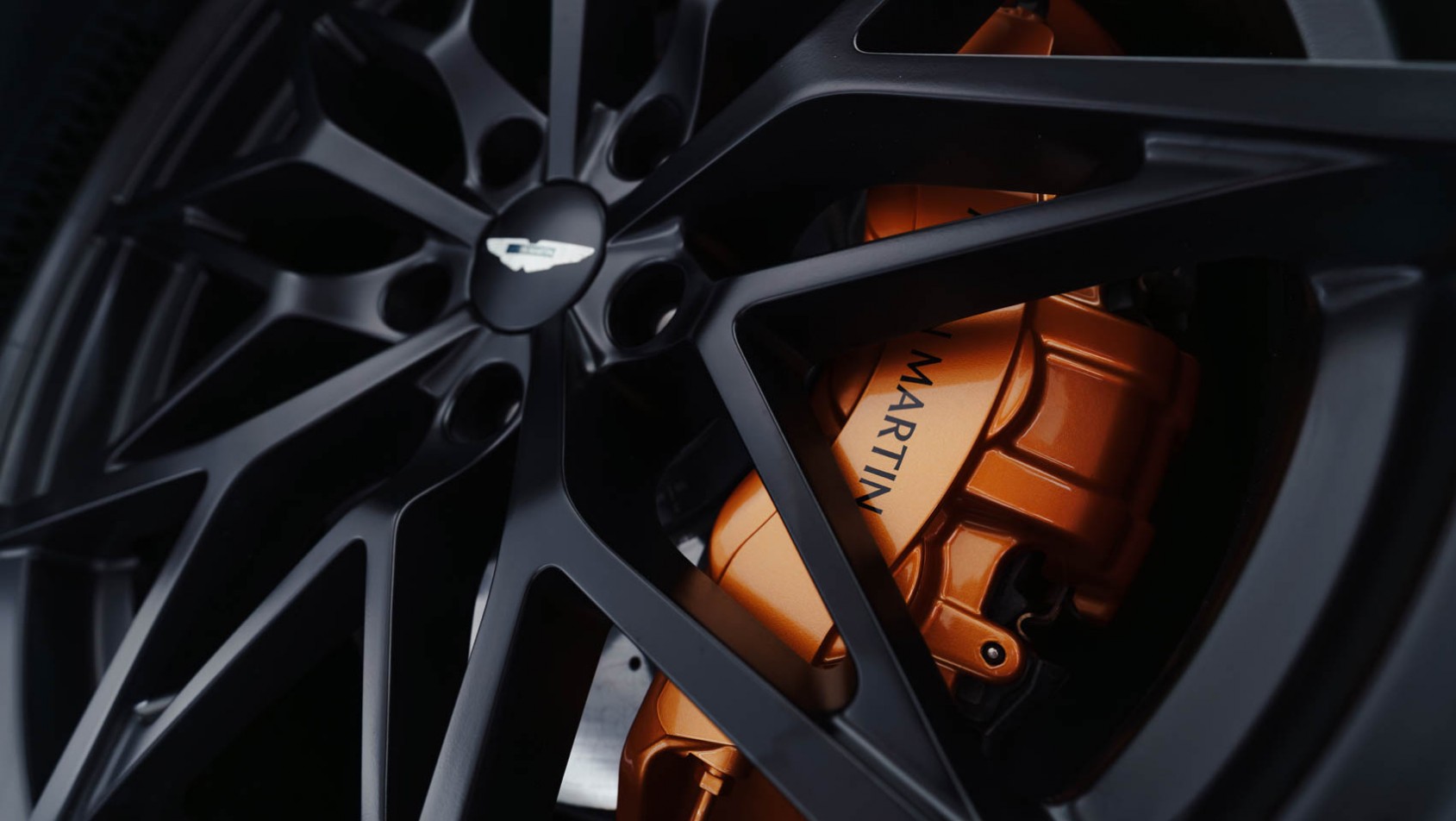 Aston Martin Valen hamulce
