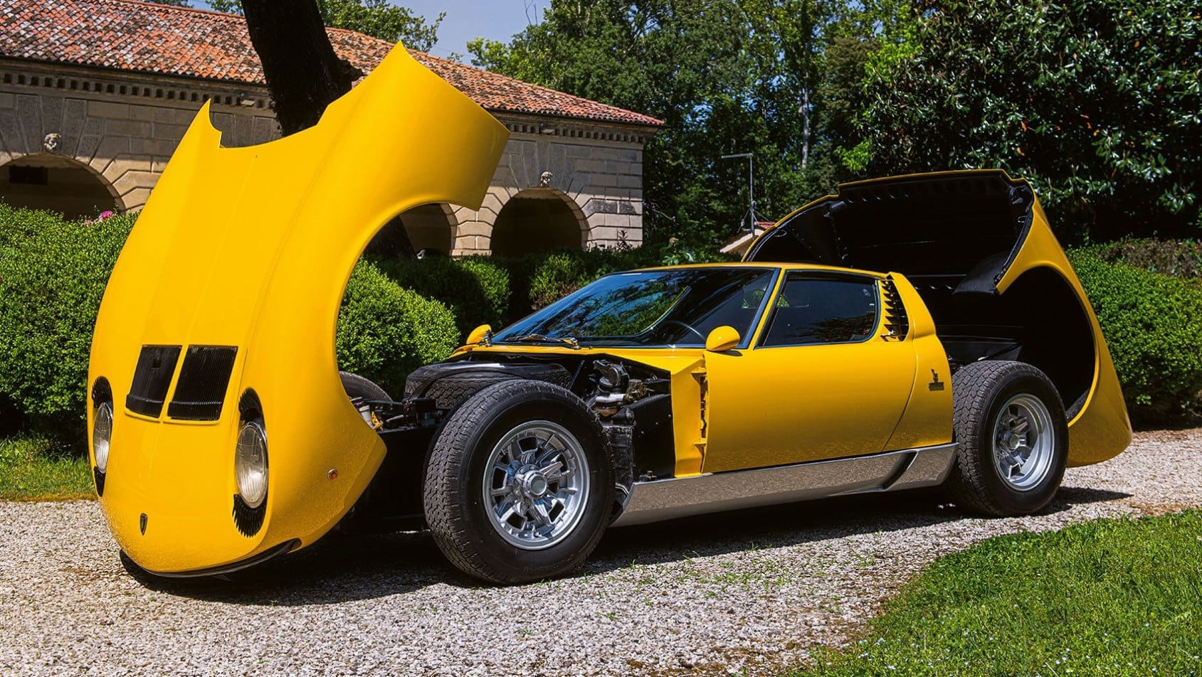 Lamborghini Miura P400 S z otwartą przednią i tylną częścią nadwozia