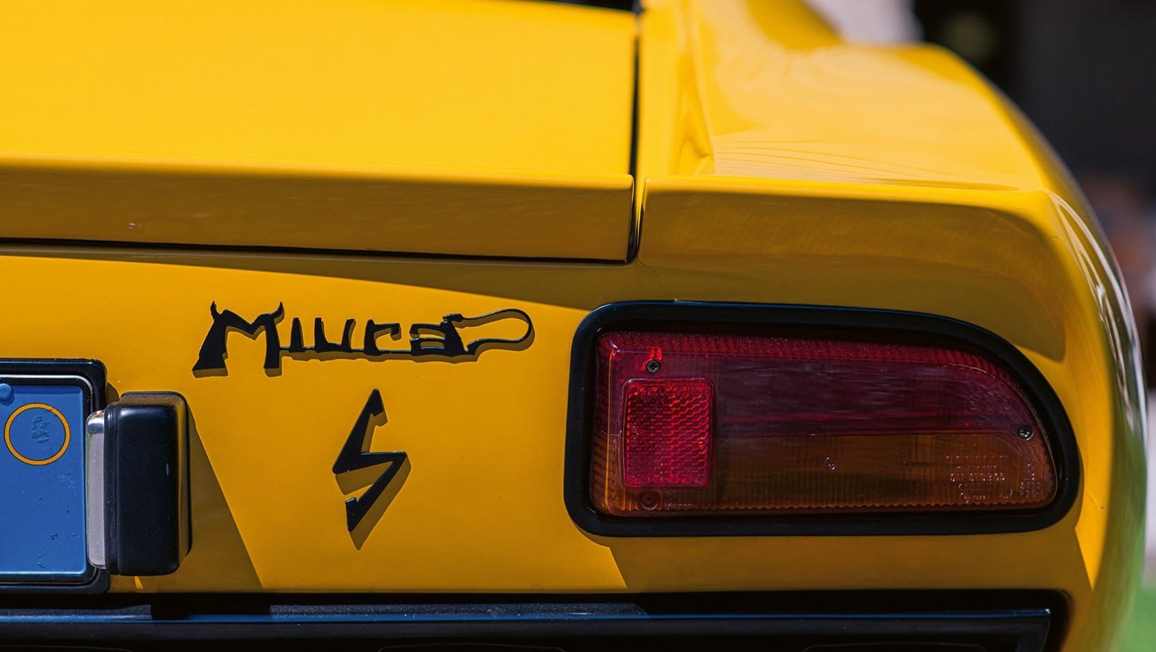 Emblemat Miura S na tylnej części żółtego Lamborghini